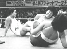 赤城マリ子 足４の字固め